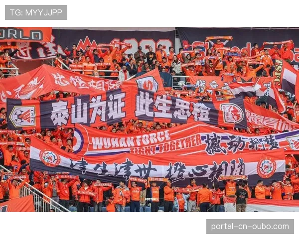 山东泰山主场迎战北京国安，双方球员为场上冲突互相致意，现场氛围紧张激烈